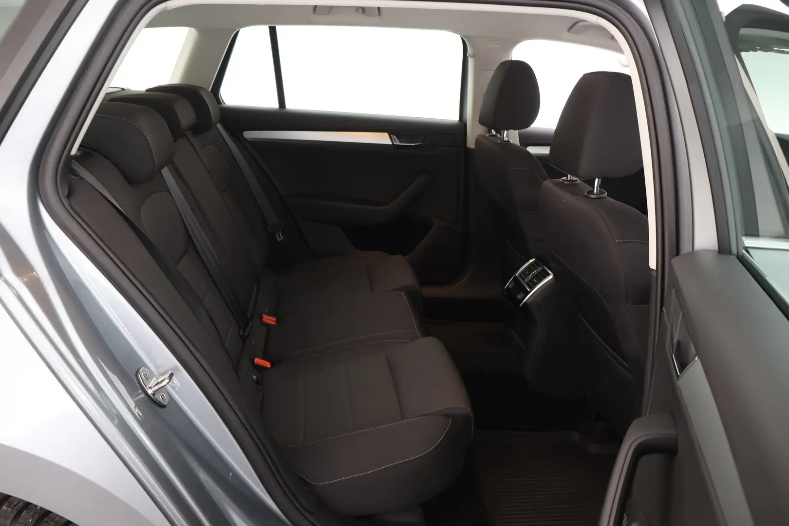 Car Image - rCaJJ6GTmym3gfVvIQGIc