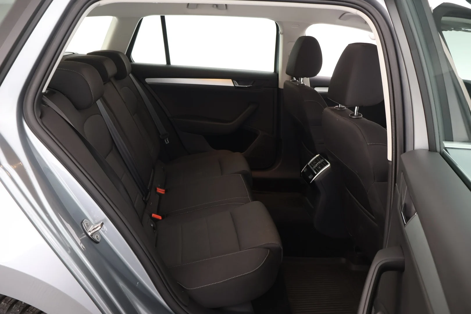 Car Image - rCaJJ6GTmym3gfVvIQGIc