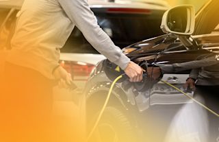 Hybridi- ja sähköautojen kysyntä räjähti – koko automarkki..