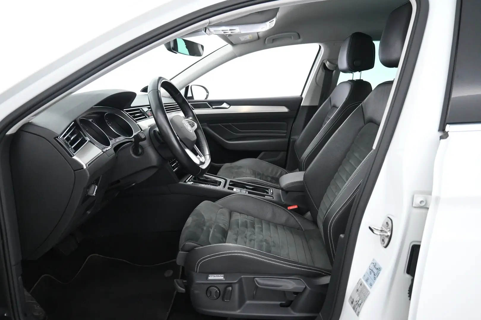 Car Image - 2geqohTM1Z88ld4B2PLO1M