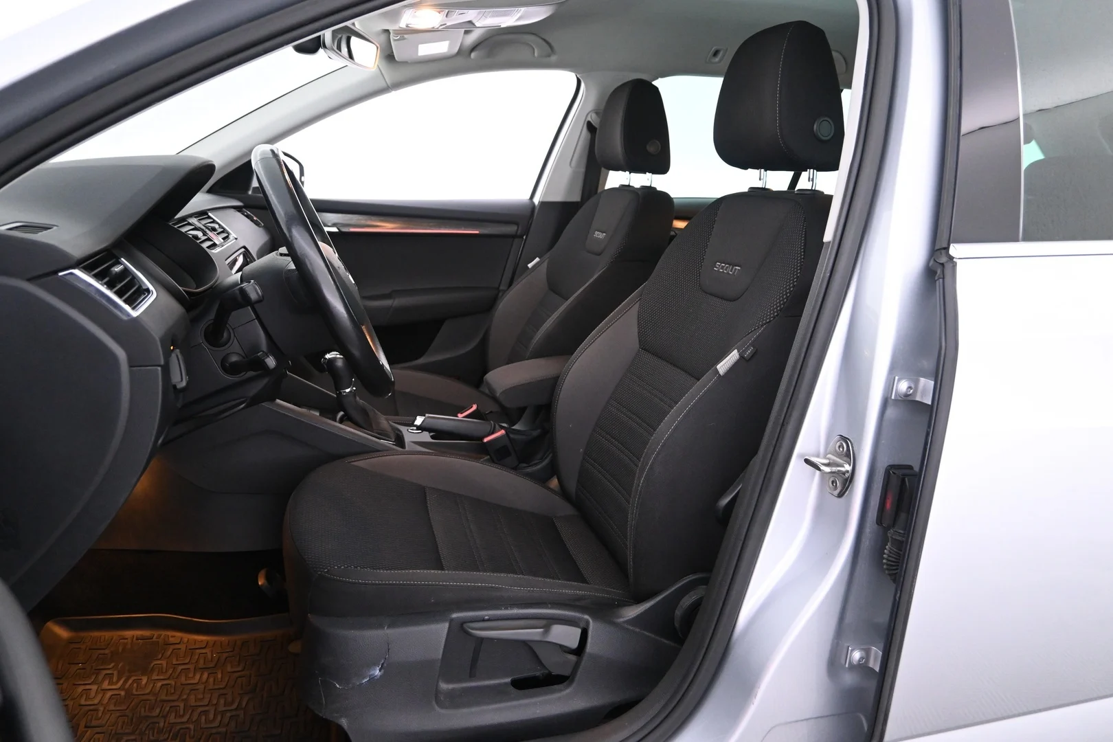 Car Image - 2EAXY62BmJhih89aCnbWM8