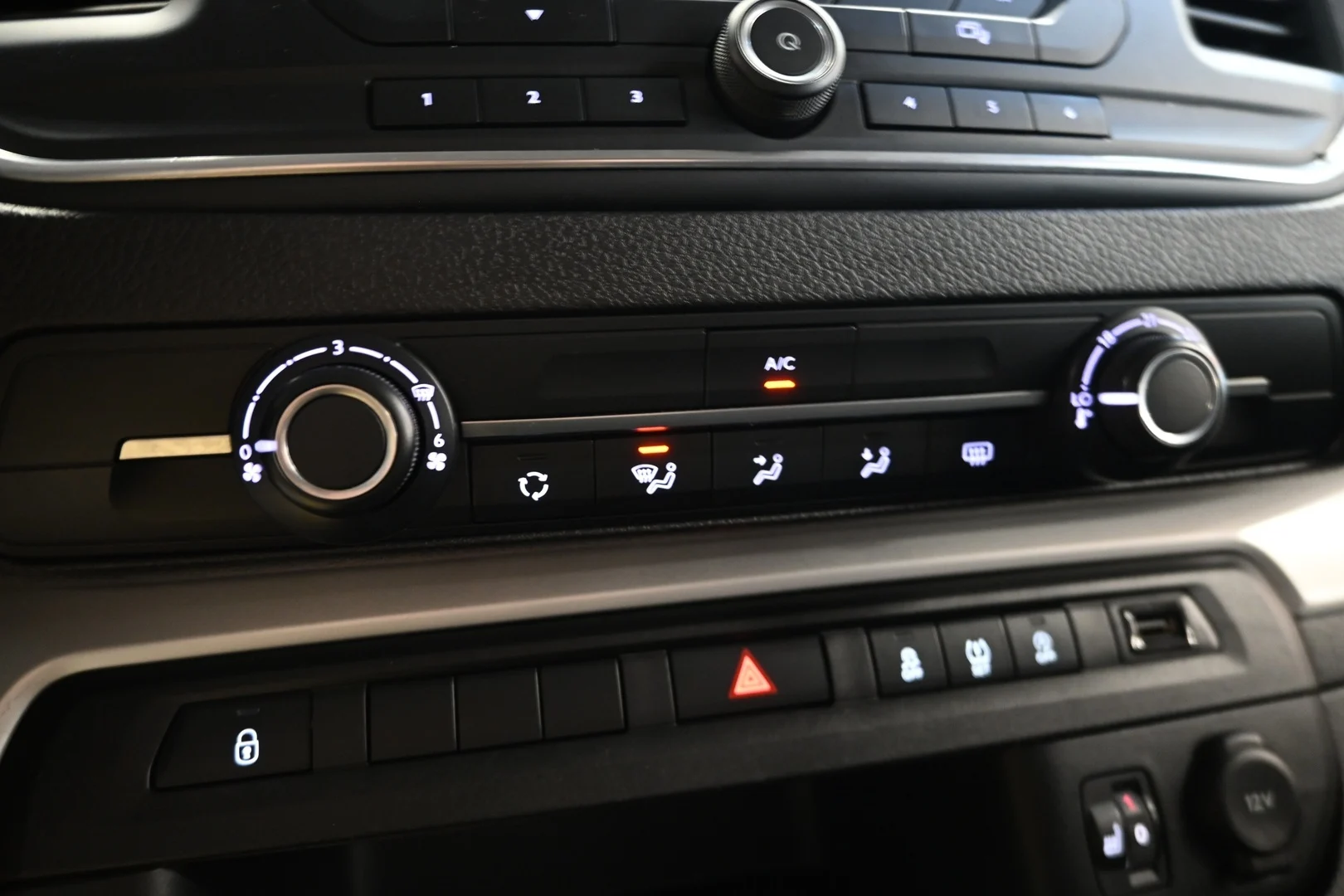 Car Image - 4SWnYeoV1uqRnlC0SB40JB