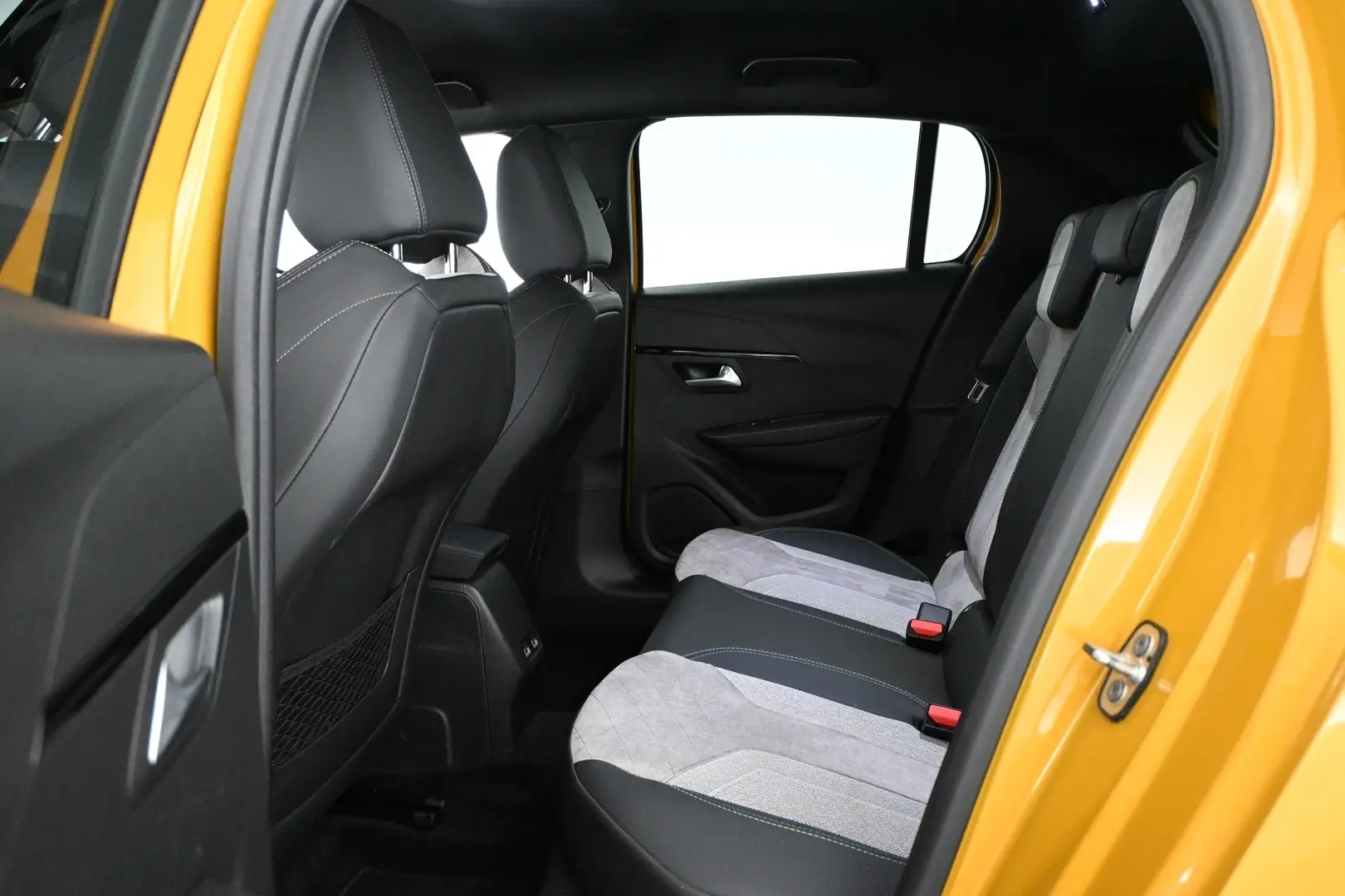 Car Image - Oyx9WXkBsVN8caE55q28K