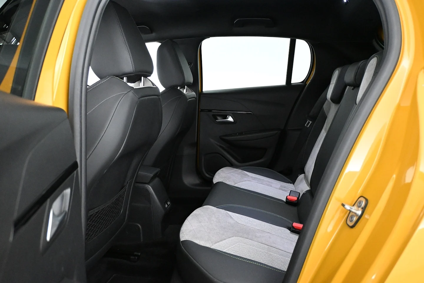 Car Image - Oyx9WXkBsVN8caE55q28K