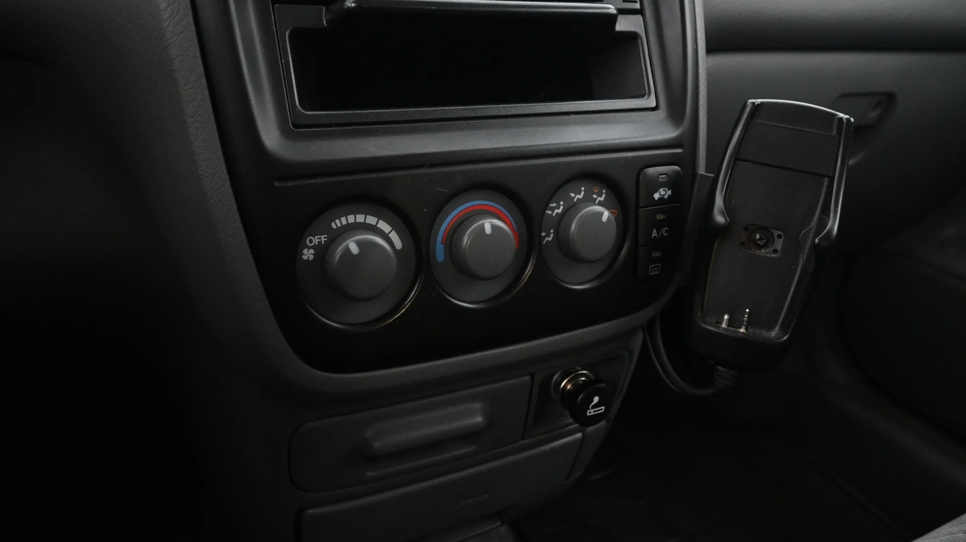 Car Image - 2QuAp2UbnkUj32f9yblB2
