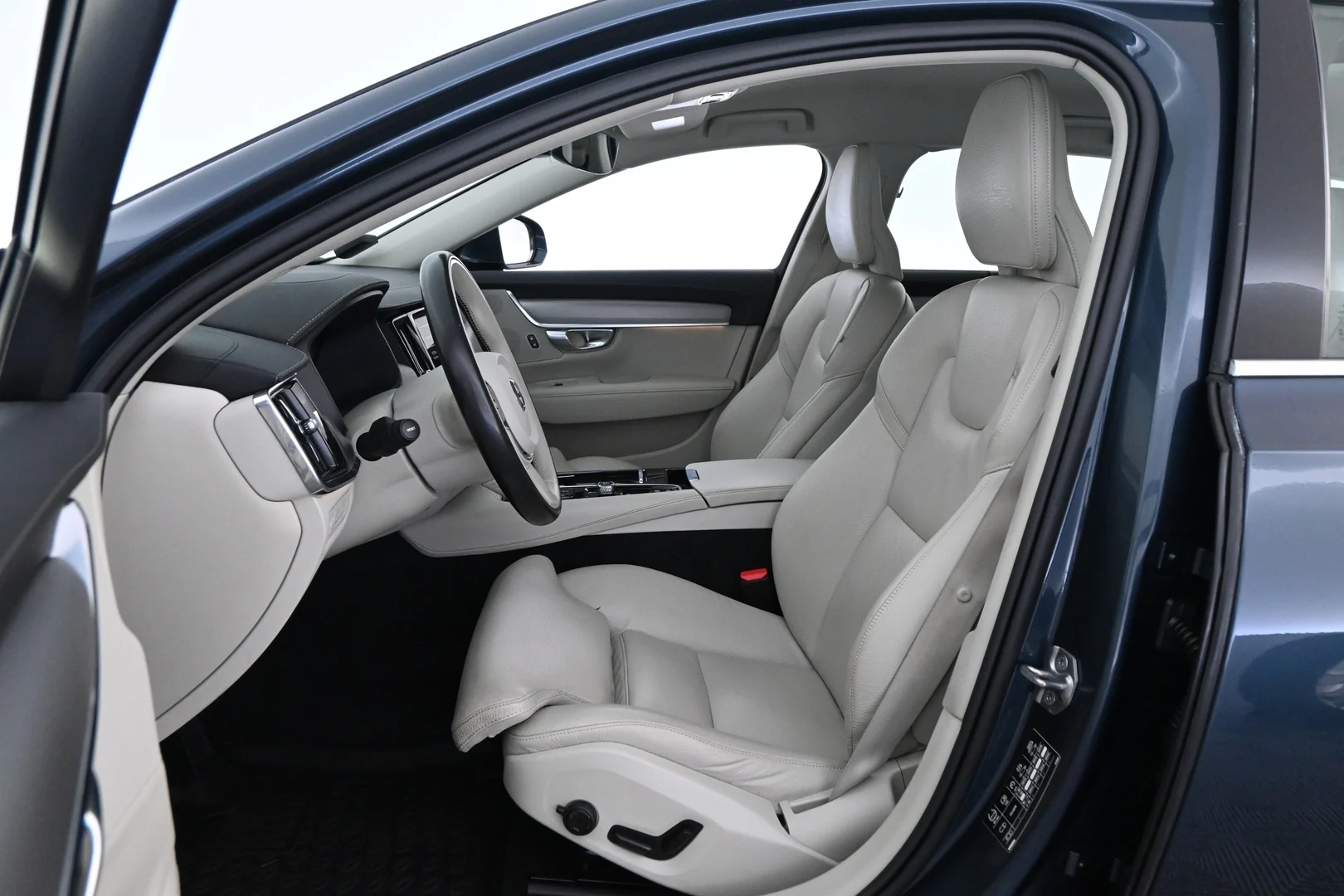 Car Image - 6iL4nPhr9tCnTl8vwLKTCo