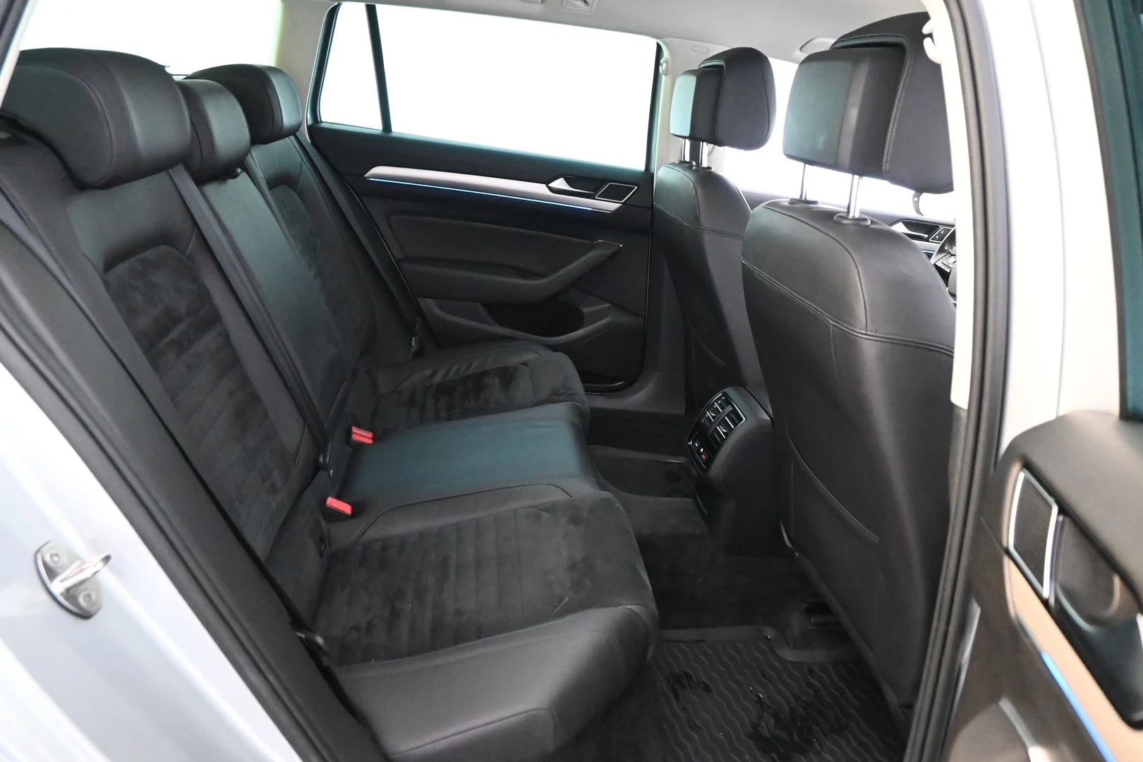 Car Image - 5k4wXC2en3YcCpwik1LVqj