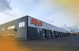 Jatkossa kaikki tuontiautot ohjataan logistiikkakeskuksen kautta eteenpäin. Samassa talossa toimii myös autojen pesu ja katsastus, joten autot ovat myynti..