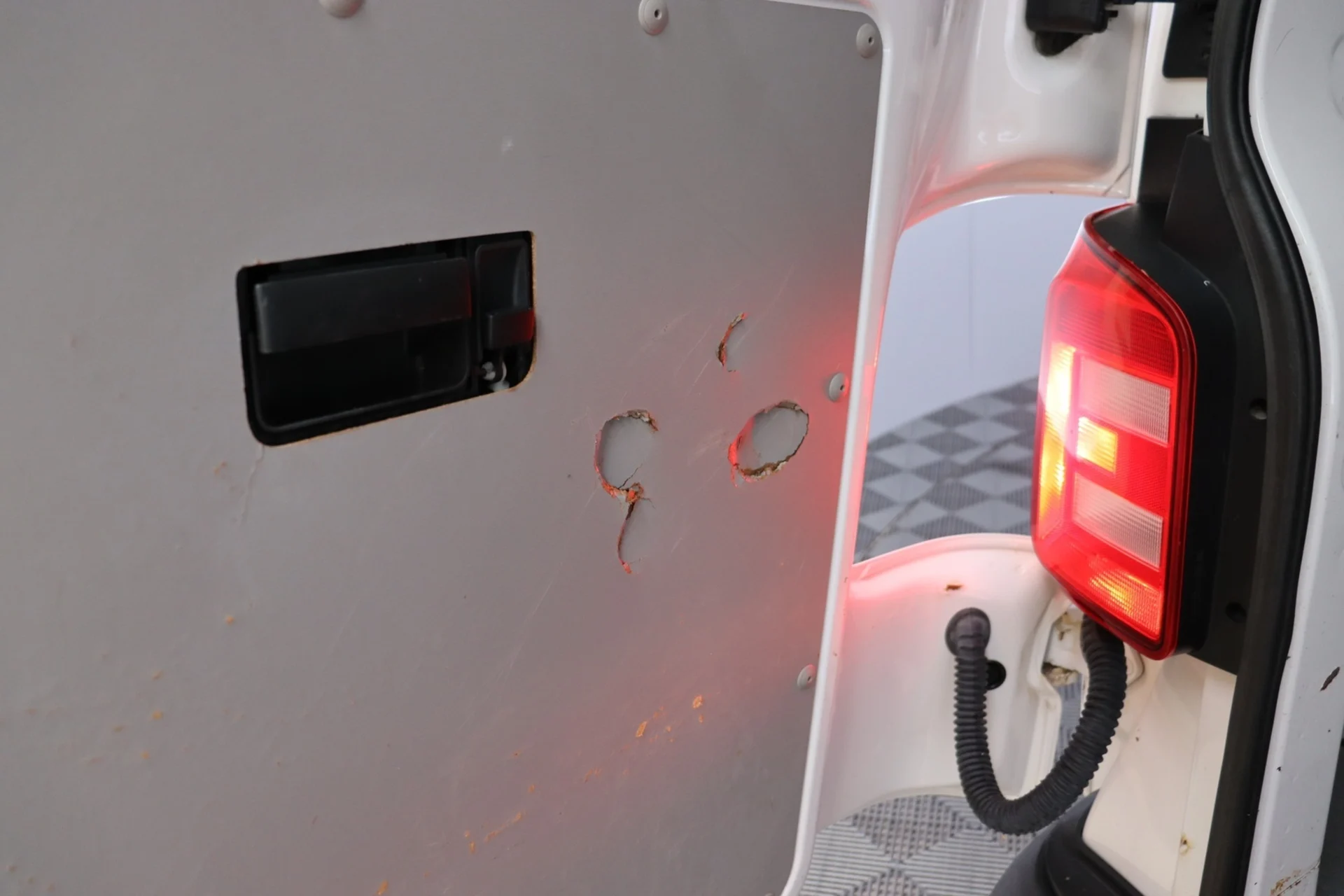 Car Image - 5YOZZQ4JNNlVicdN6fDKbD