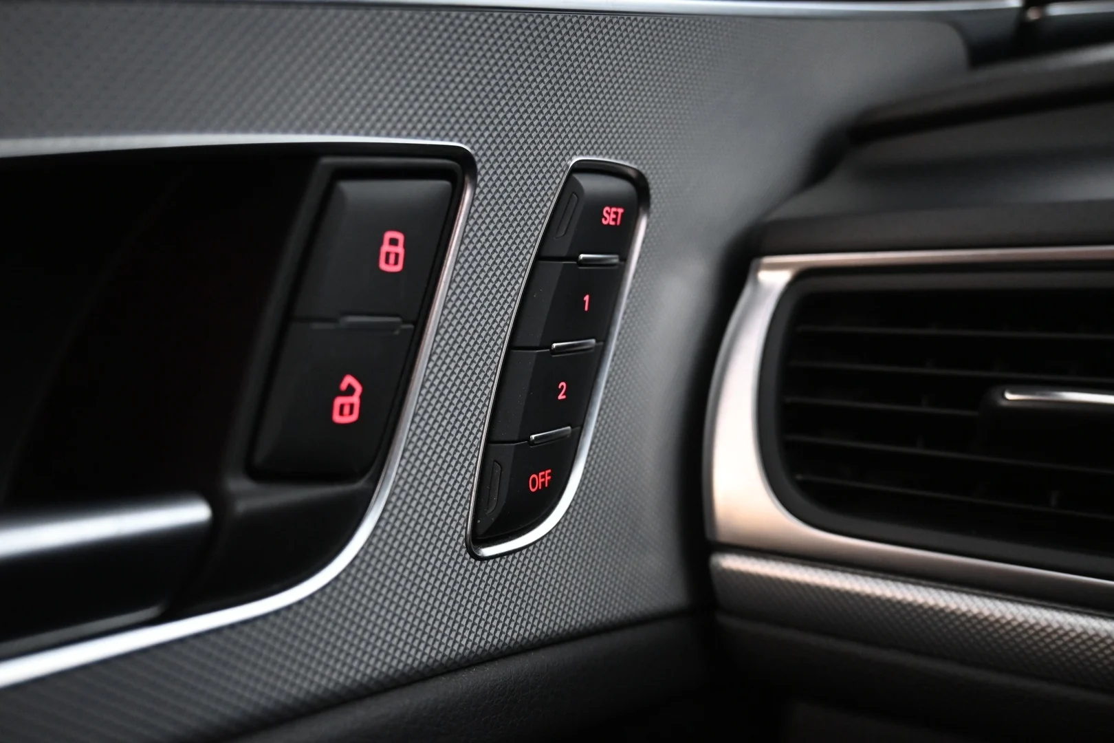 Car Image - 4MRR1QX5nBYBmeeujK2YLG