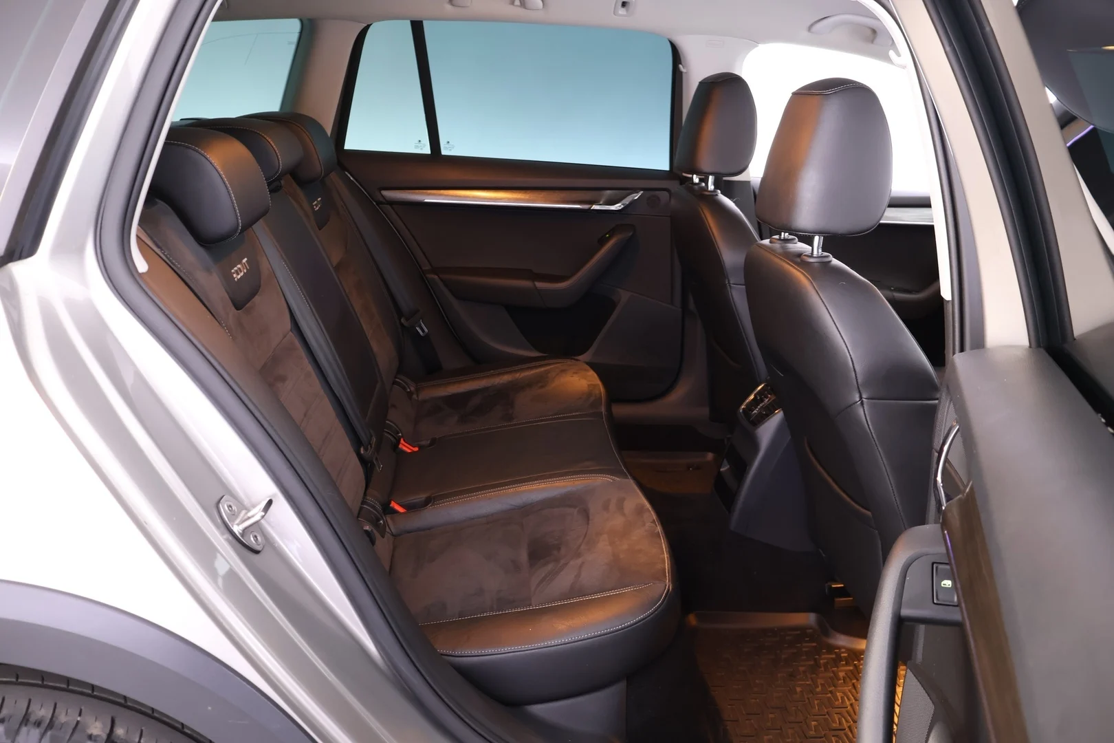 Car Image - 3dkMxoSwl1GNfjNGAokHif