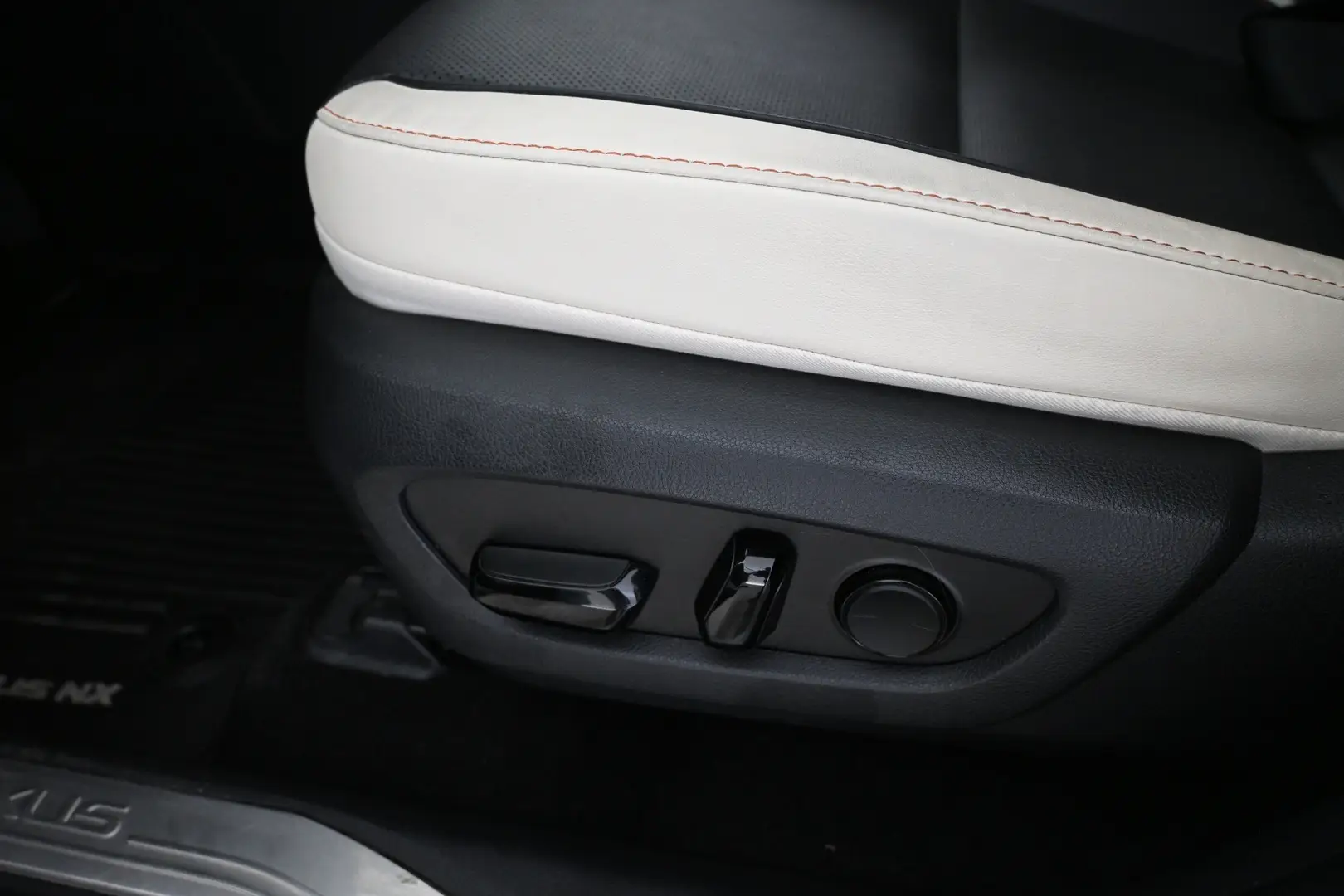 Car Image - 3dTeYeFuJuU6Z2q7yT8CzK