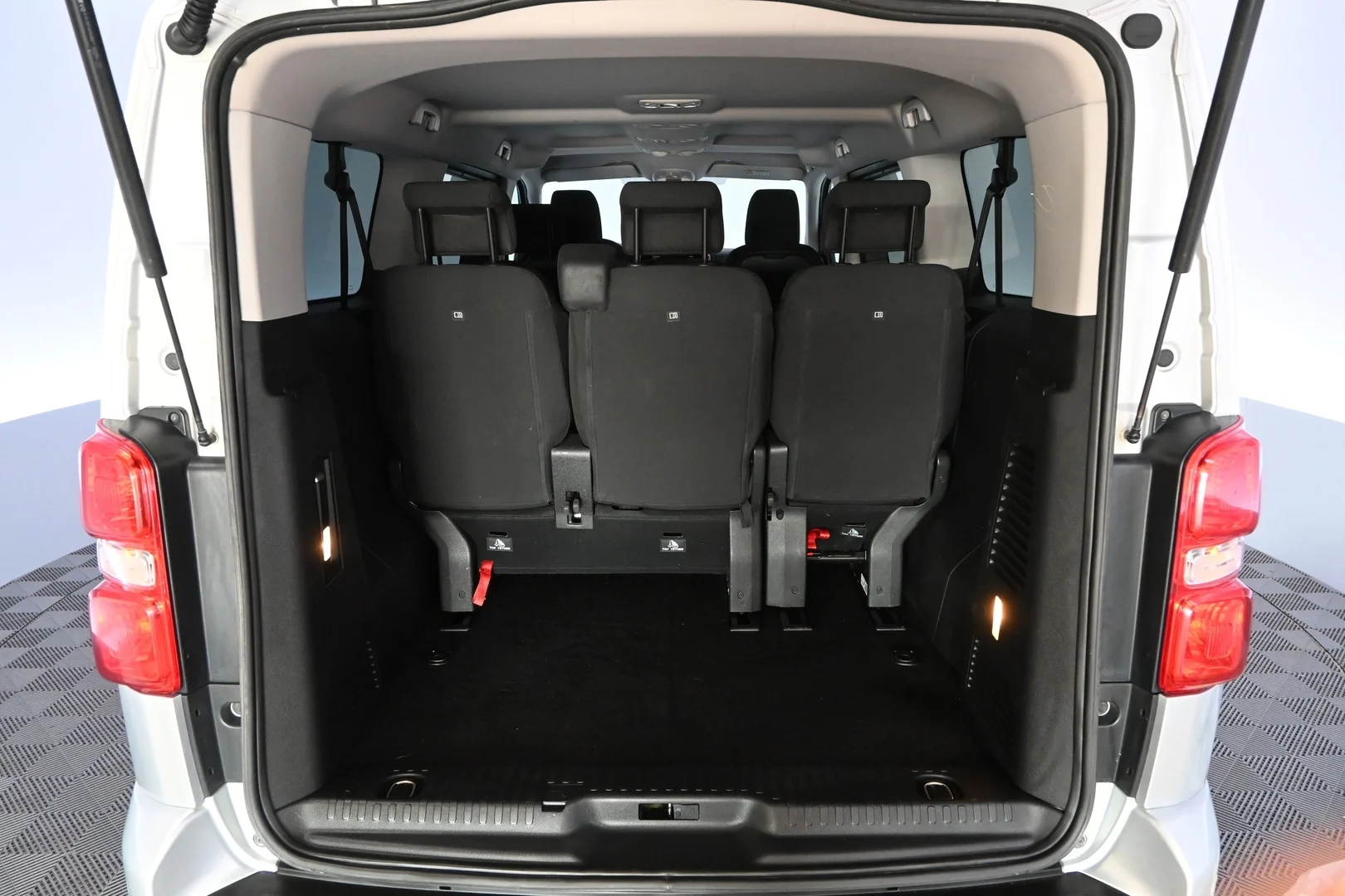 Car Image - 21uC8C11efLx47yy3pnDQ5