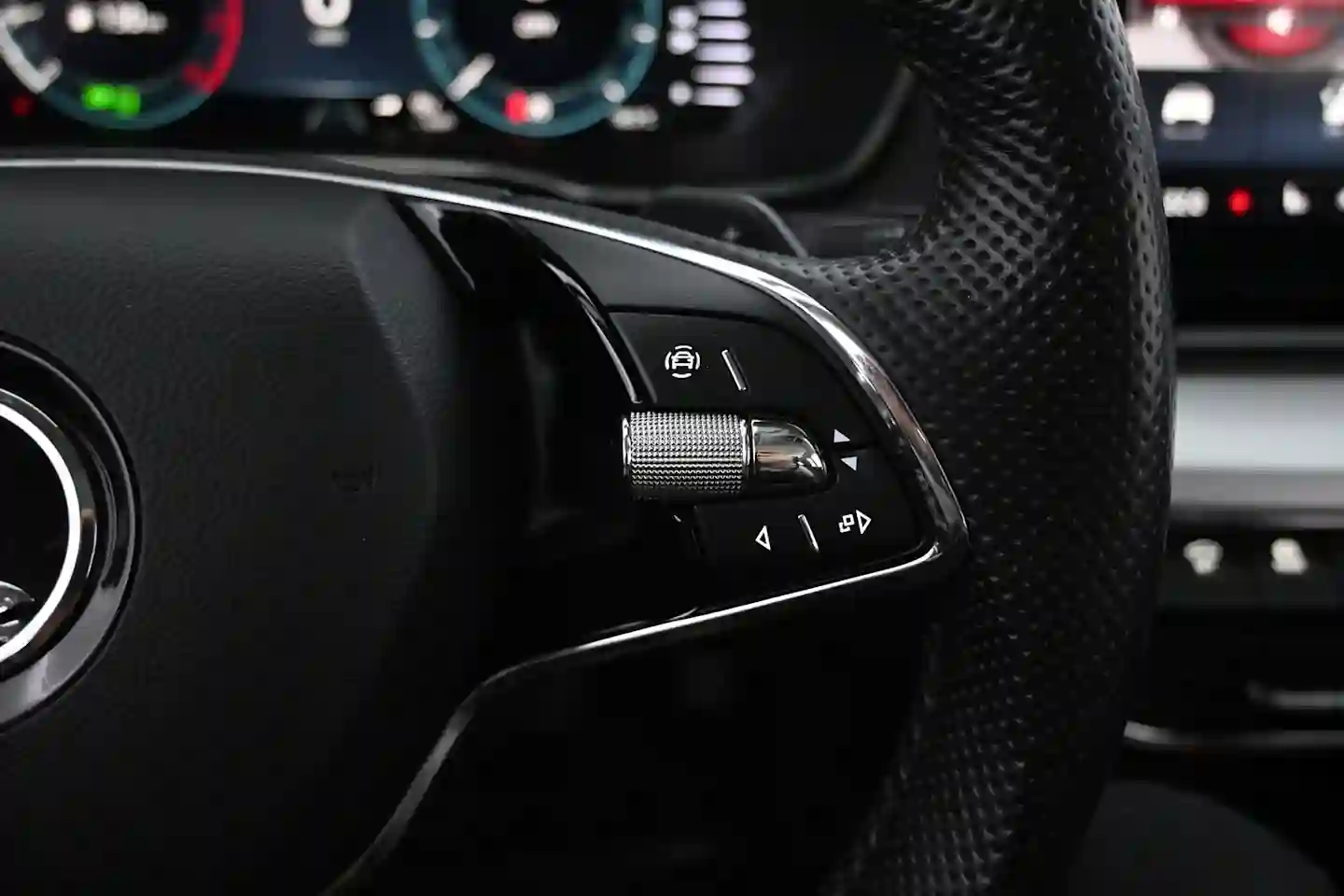 Car Image - 2PnJ3SRVE7LGXO1R6ZIFYL