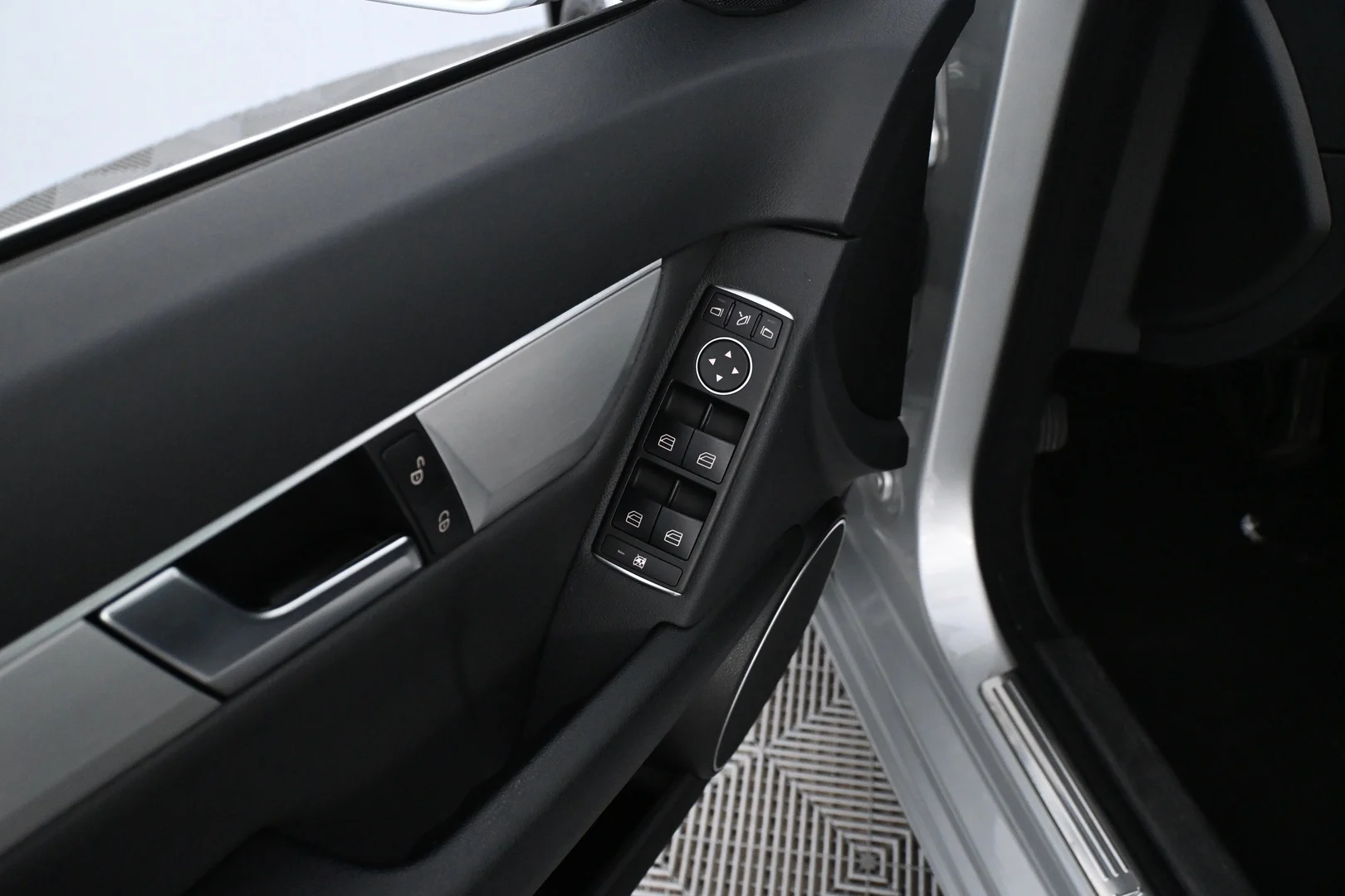 Car Image - 4mbSbRd3Mzj0tJffv3UY44