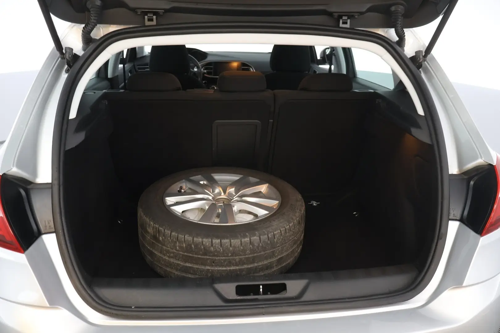 Car Image - 7AIkB0dWY8v9hWHDQMaWqI