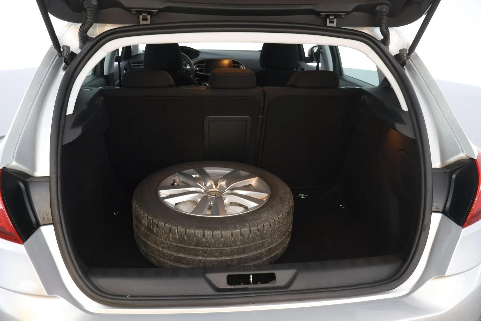 Car Image - 7AIkB0dWY8v9hWHDQMaWqI