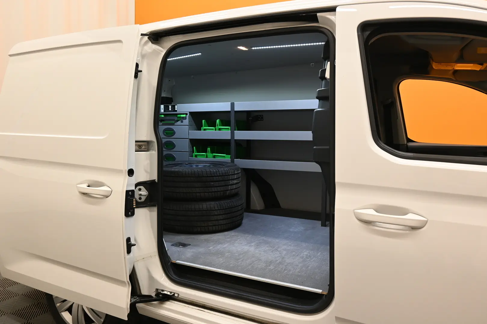 Car Image - 7hkx0H0P9CJYX2jg3IoiO1