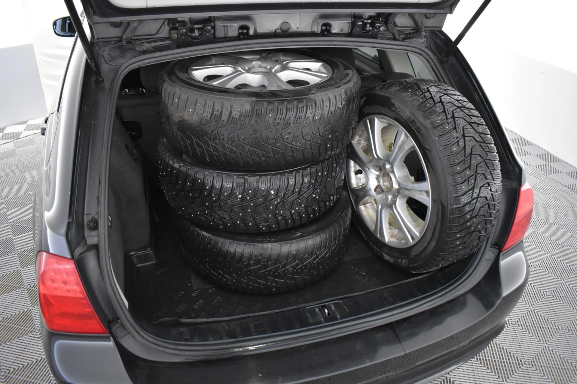 Car Image - 4I9byj5exPq9cEjQseBlfJ