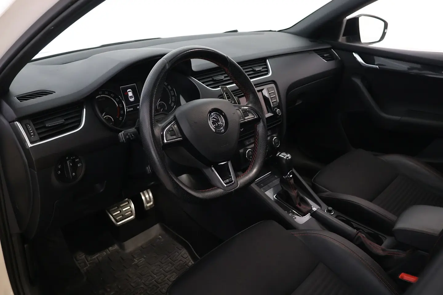 Car Image - 2qJEkn3y4aAt4X34cXeWC3