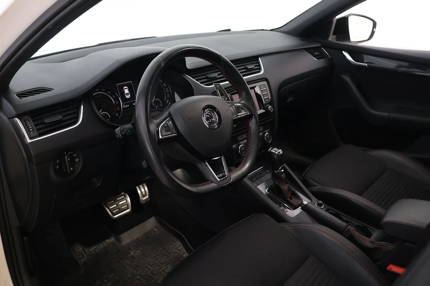 Car Image - 2qJEkn3y4aAt4X34cXeWC3