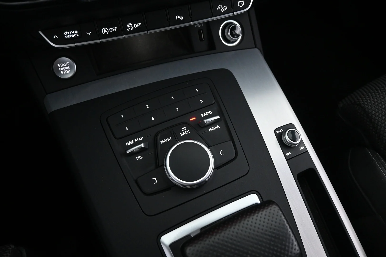 Car Image - JchVWG8fCsDUmIMJ4pog0