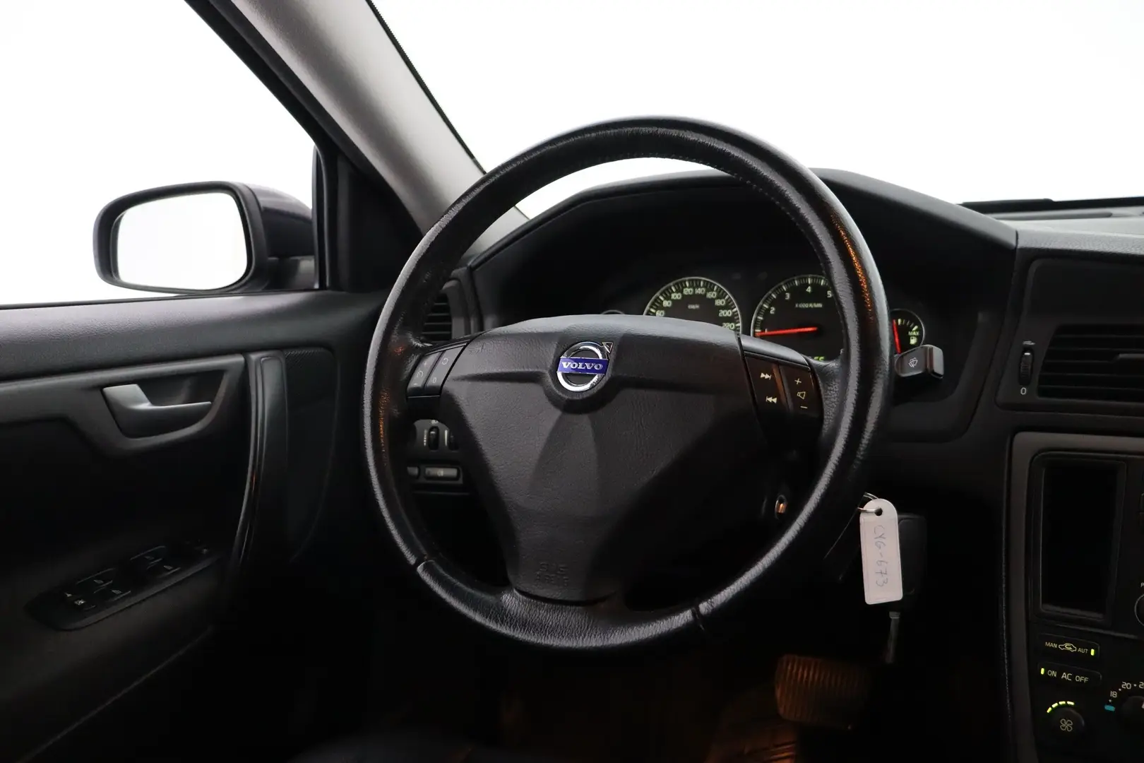 Car Image - om4SZ8IlyiaT3o0NEWvB6
