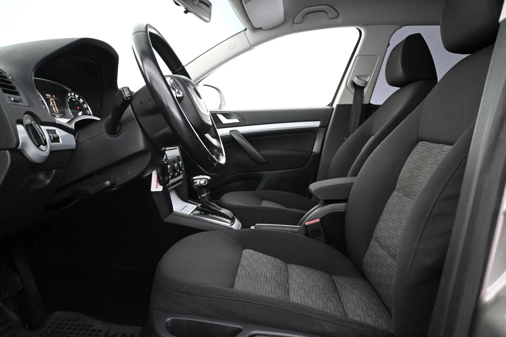 Car Image - 6QUi55w6Q0UzJ0hfhstO4b