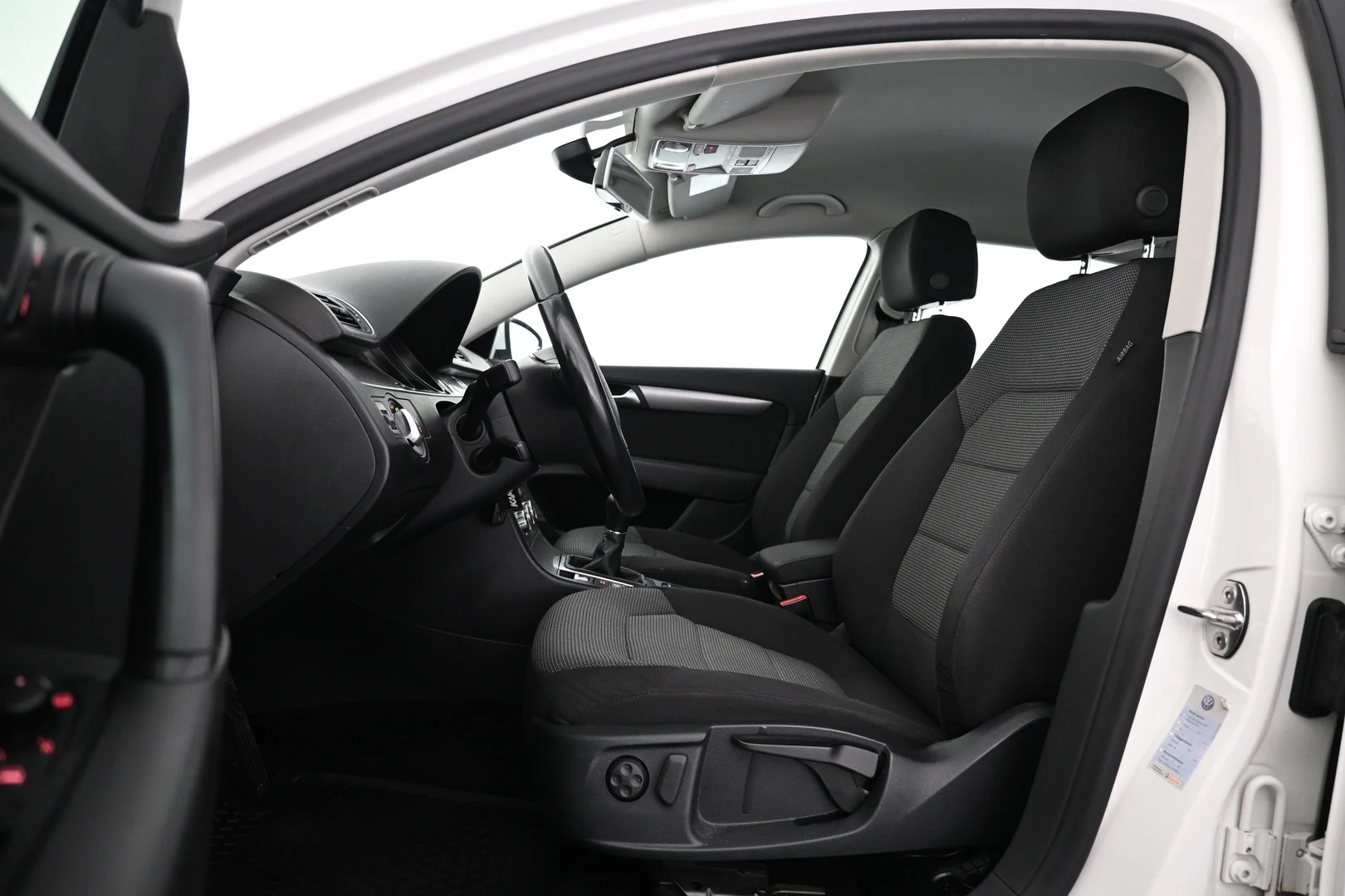 Car Image - dcPWo8khn6MWVjnxeOMeB