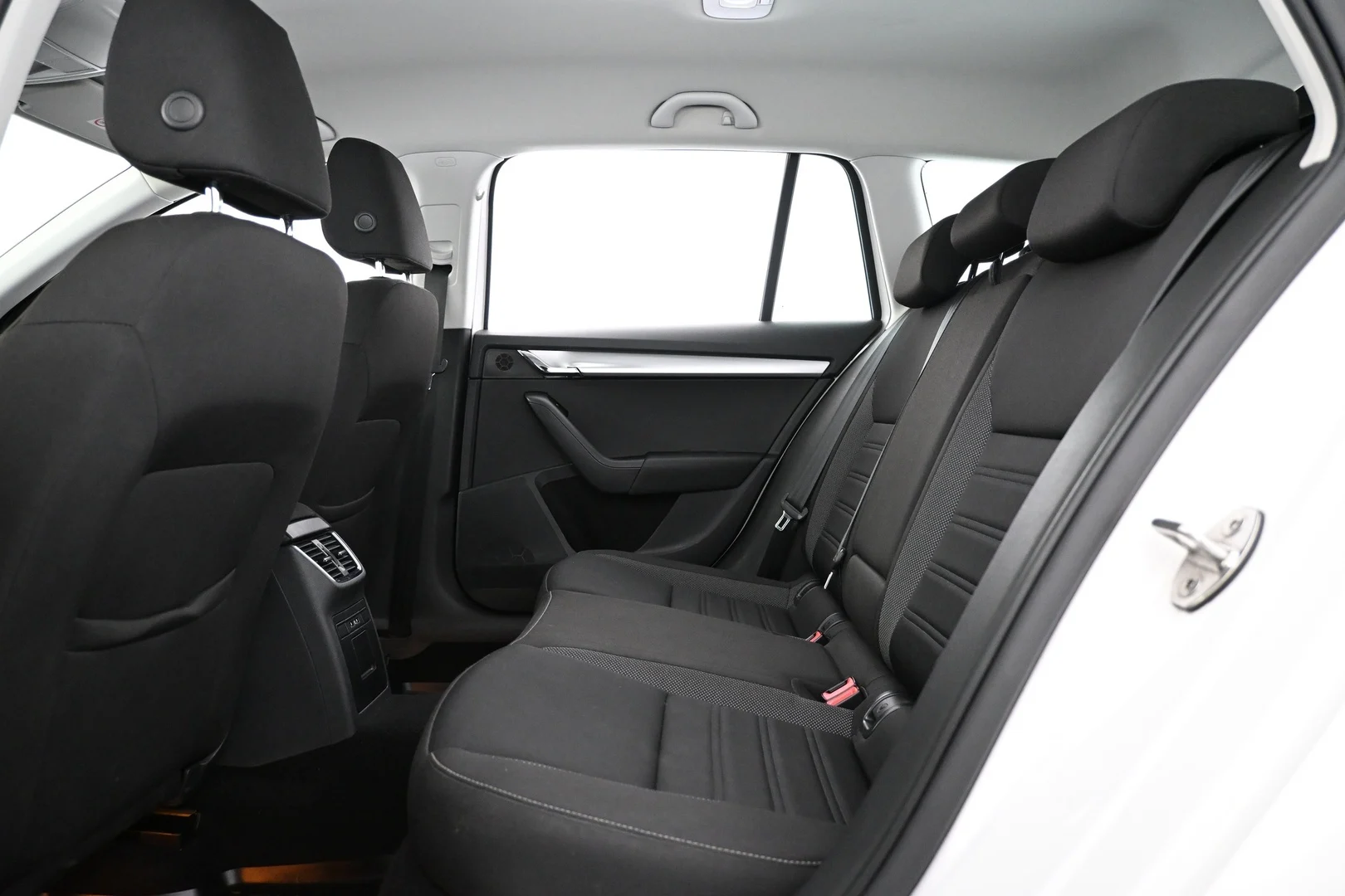 Car Image - 7xyXTemRP8voErcYr3Nb2X