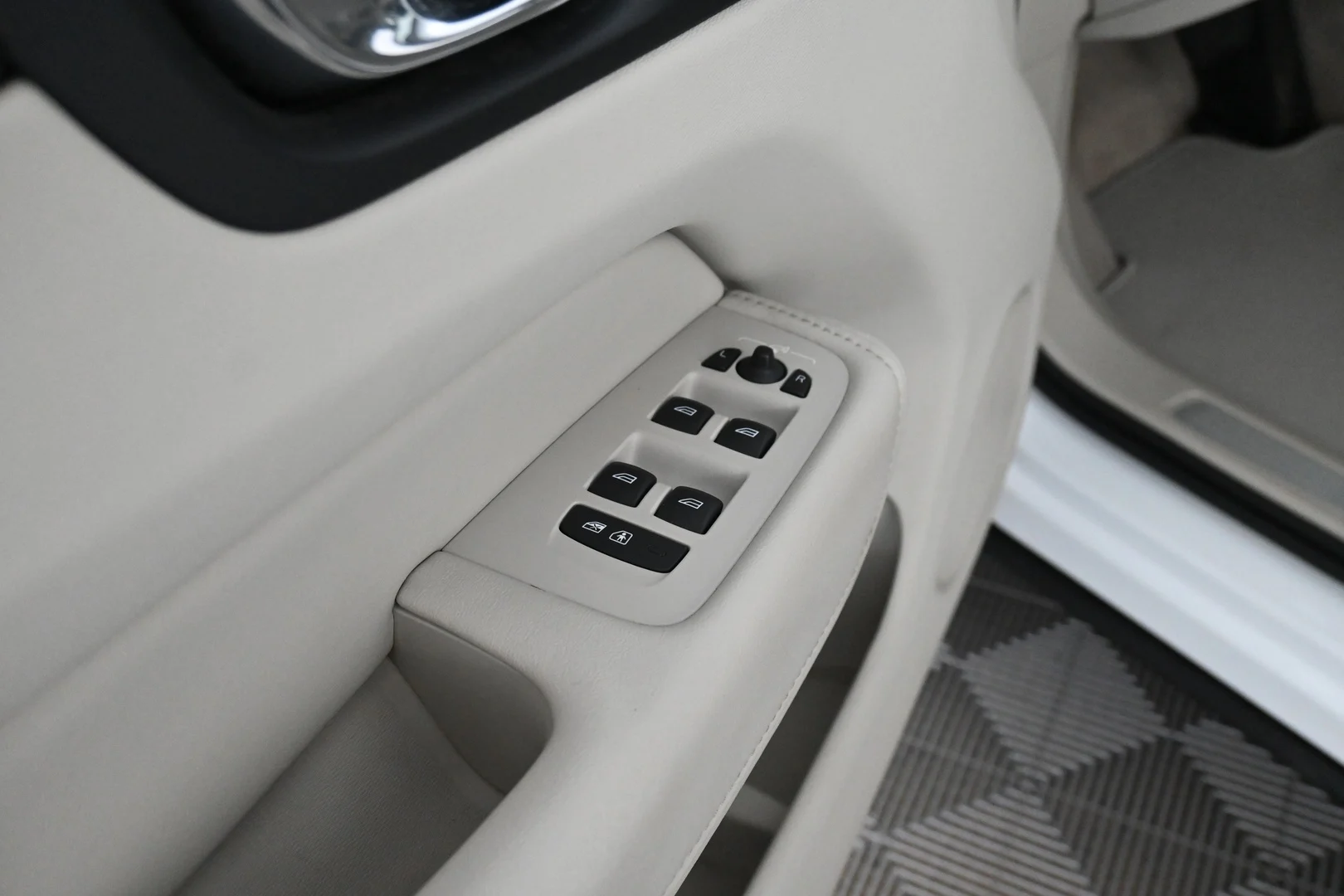 Car Image - 7dUVX9Xi1v8A9g6EoqnSZg
