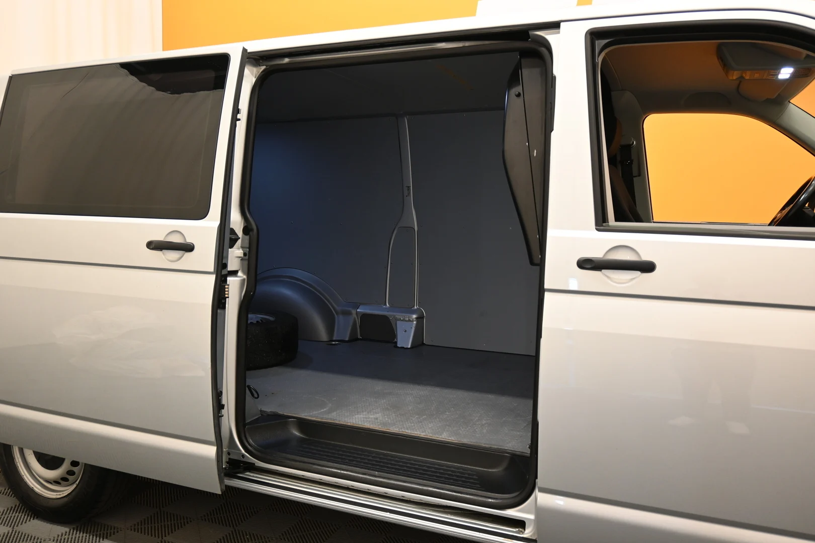 Car Image - 77qnMrnyKHouhjyxSmXCi9