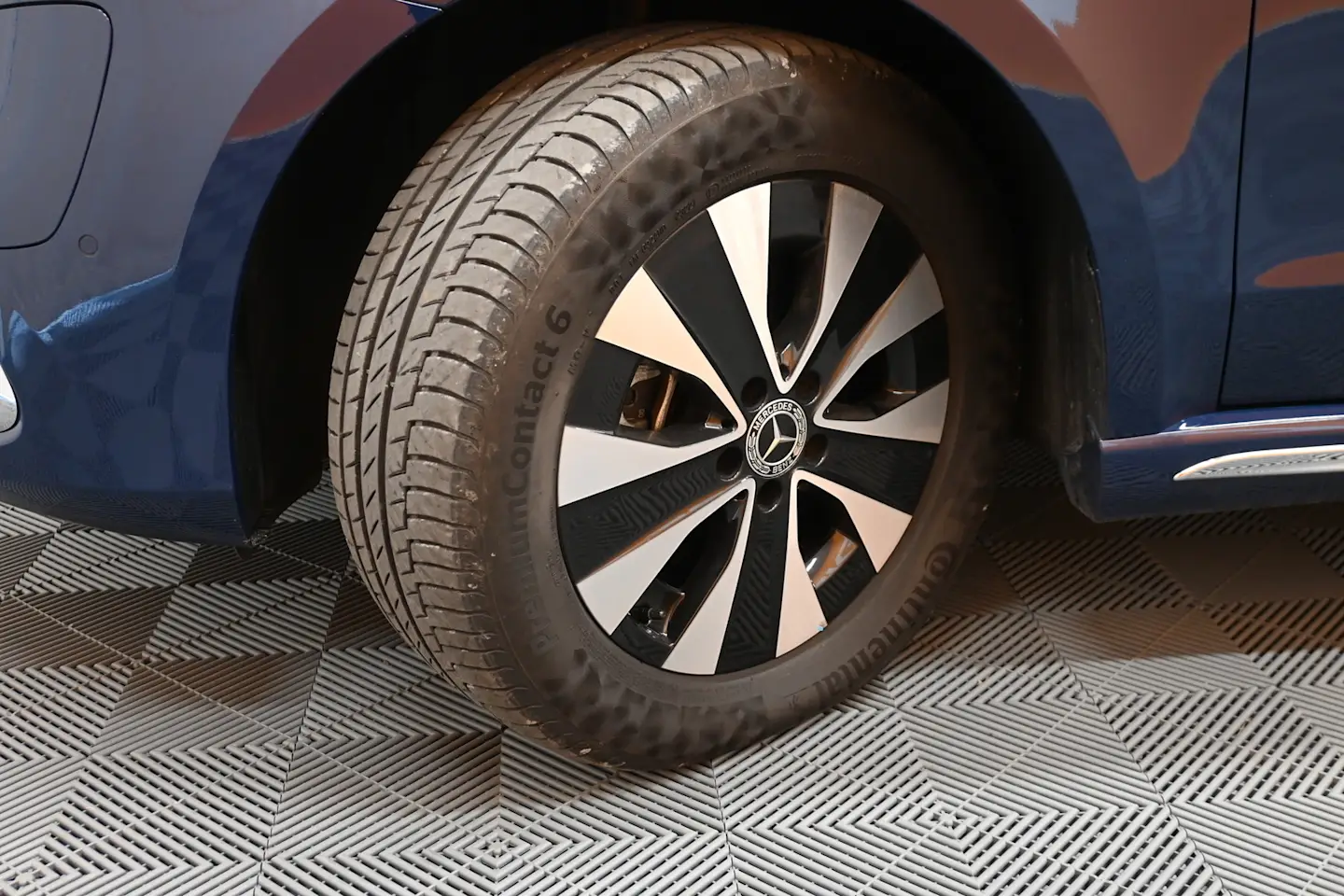Car Image - 4AJ2YsnEz0D4Itj73zLLaO