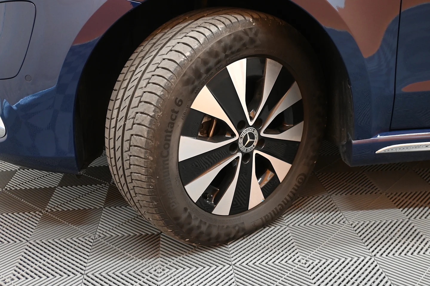 Car Image - 4AJ2YsnEz0D4Itj73zLLaO