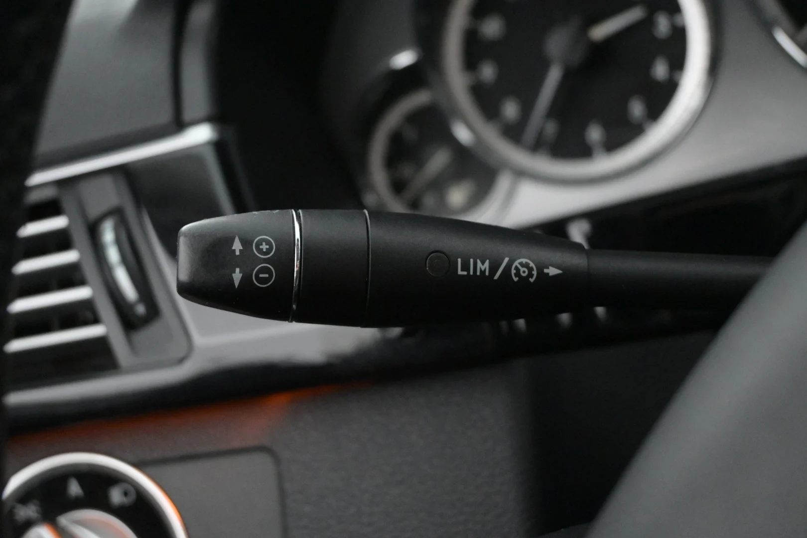 Car Image - 2F25P1isNs5zFWkYgyPdMM