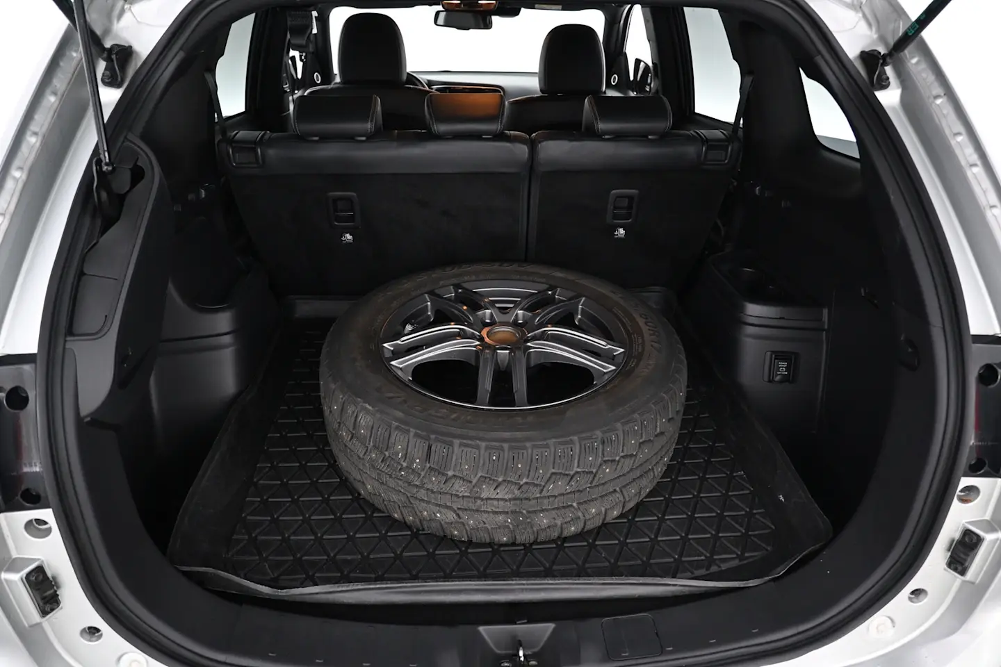 Car Image - 2TA5R7STDHfC6N9dbr8L6S