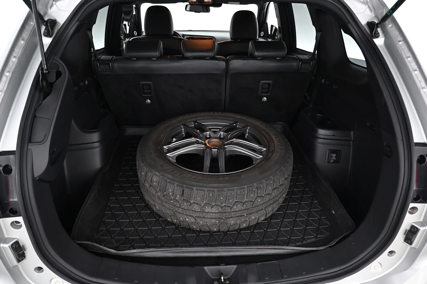 Car Image - 2TA5R7STDHfC6N9dbr8L6S