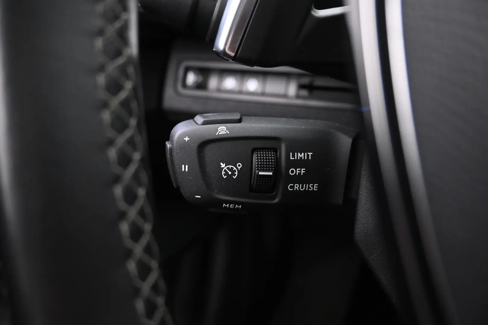 Car Image - 3R0En8F9nL2cBXsMDIMh8N