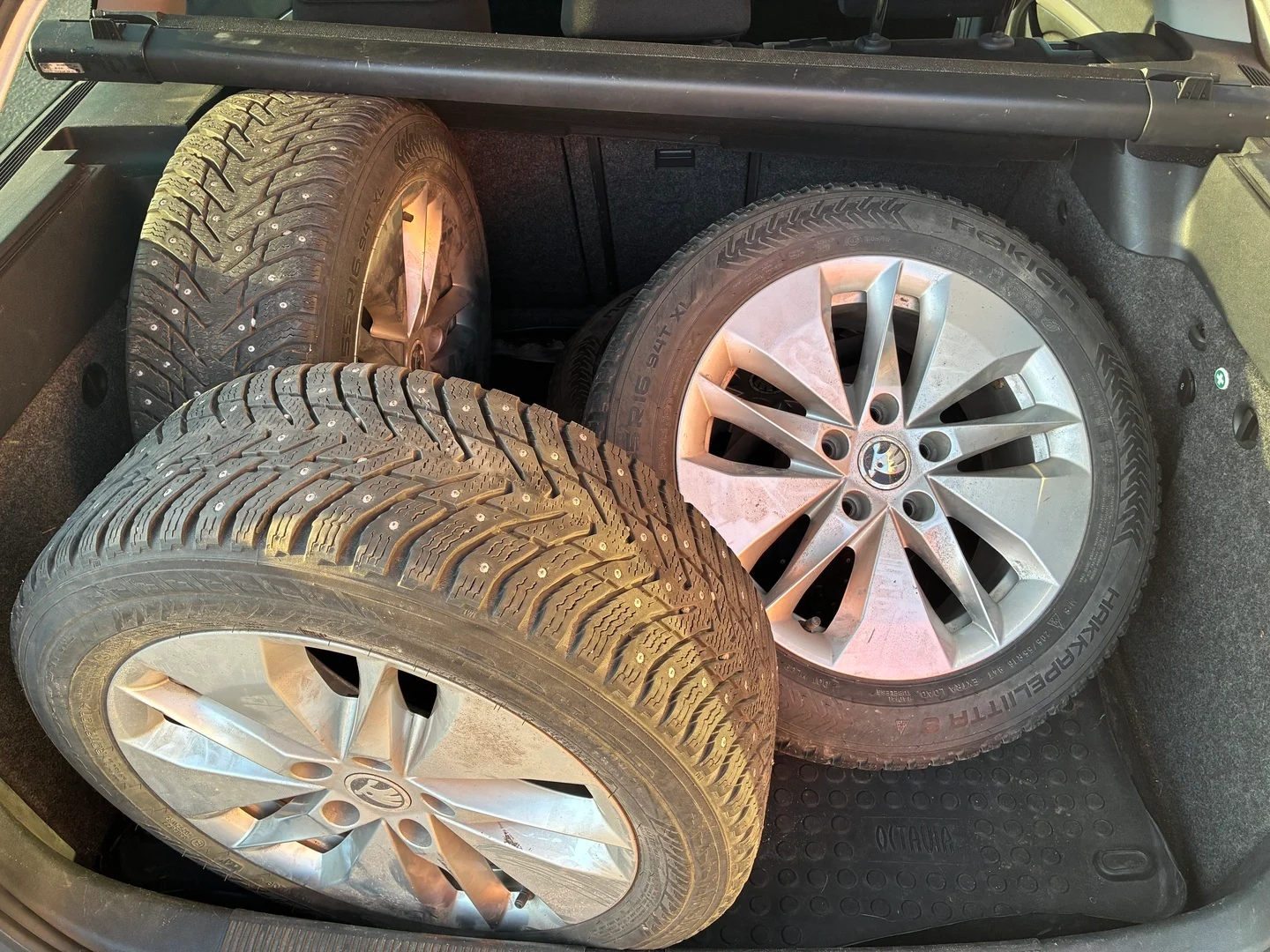 Car Image - EumY42AeTOlJBVPdt2tTN