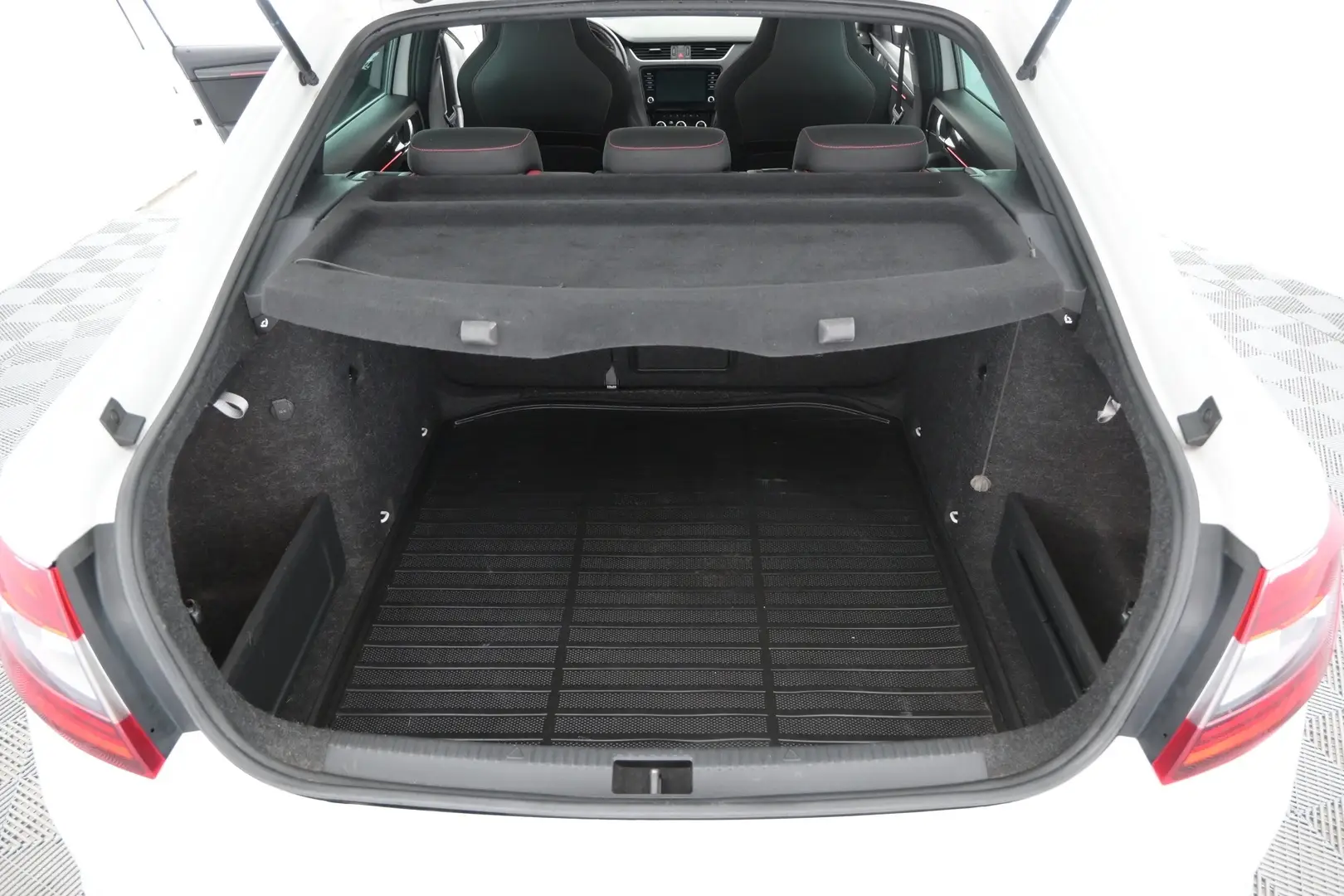 Car Image - 64V3zn5lWc1QItdJFCDJkl