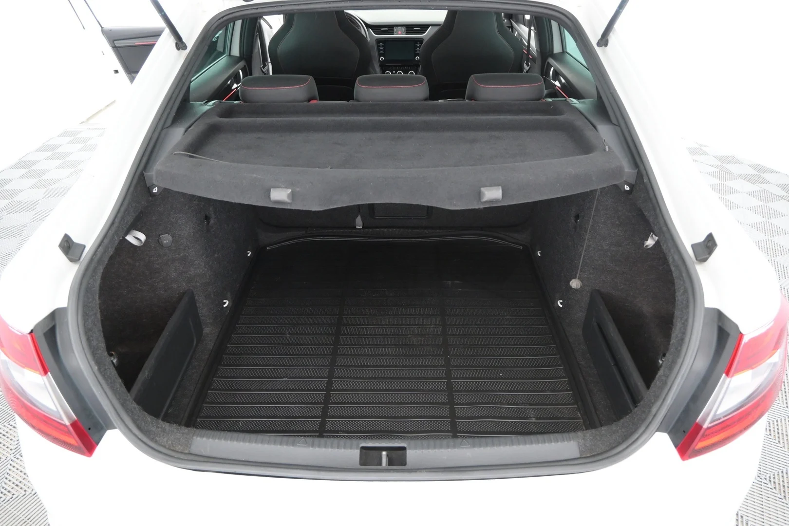 Car Image - 64V3zn5lWc1QItdJFCDJkl