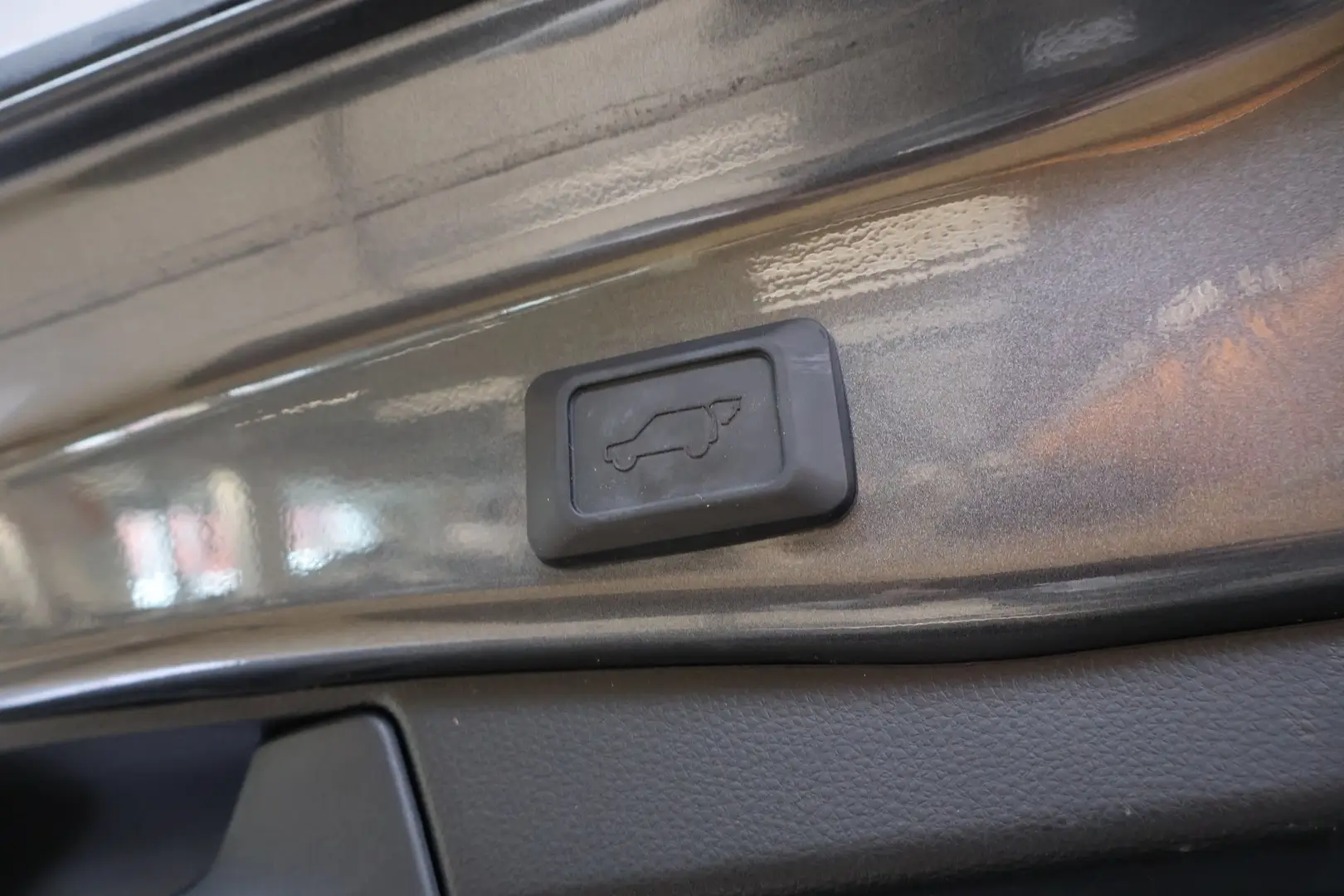 Car Image - 3iFoBZbzWo5nheS2Wk9hLt