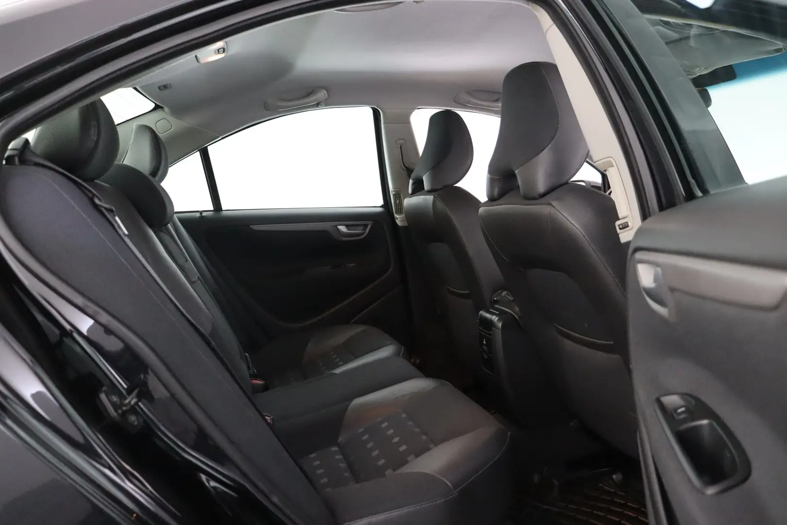 Car Image - om4SZ8IlyiaT3o0NEWvB6