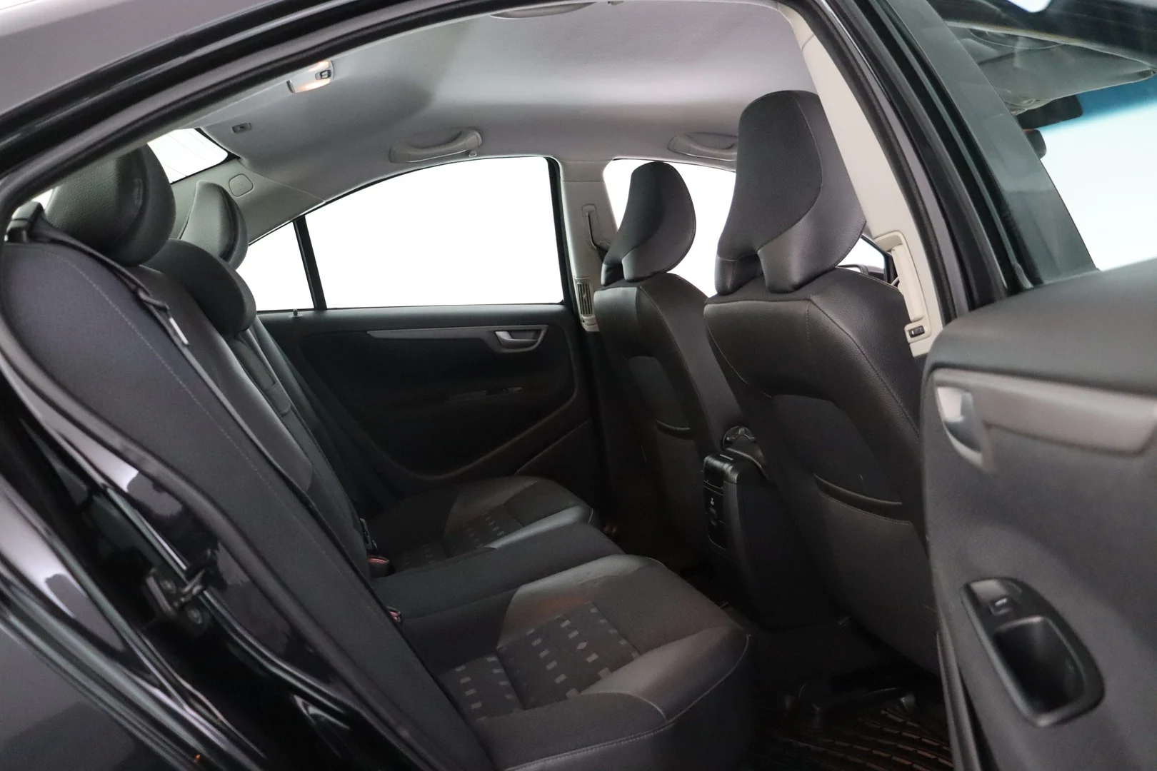 Car Image - om4SZ8IlyiaT3o0NEWvB6
