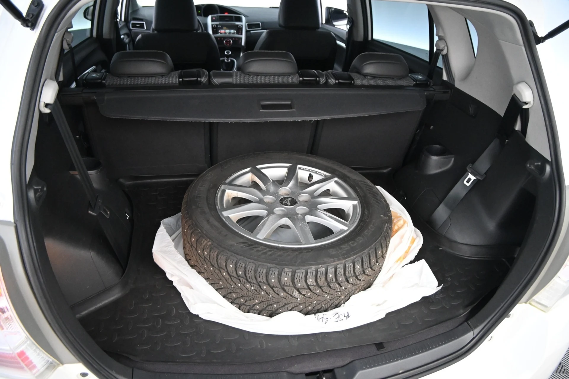 Car Image - 4xOVtSgMLuxktAIE0o2Vfn