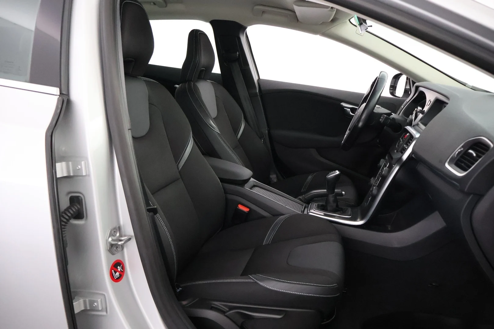 Car Image - 76No27FeUSq4m57u6d8llG