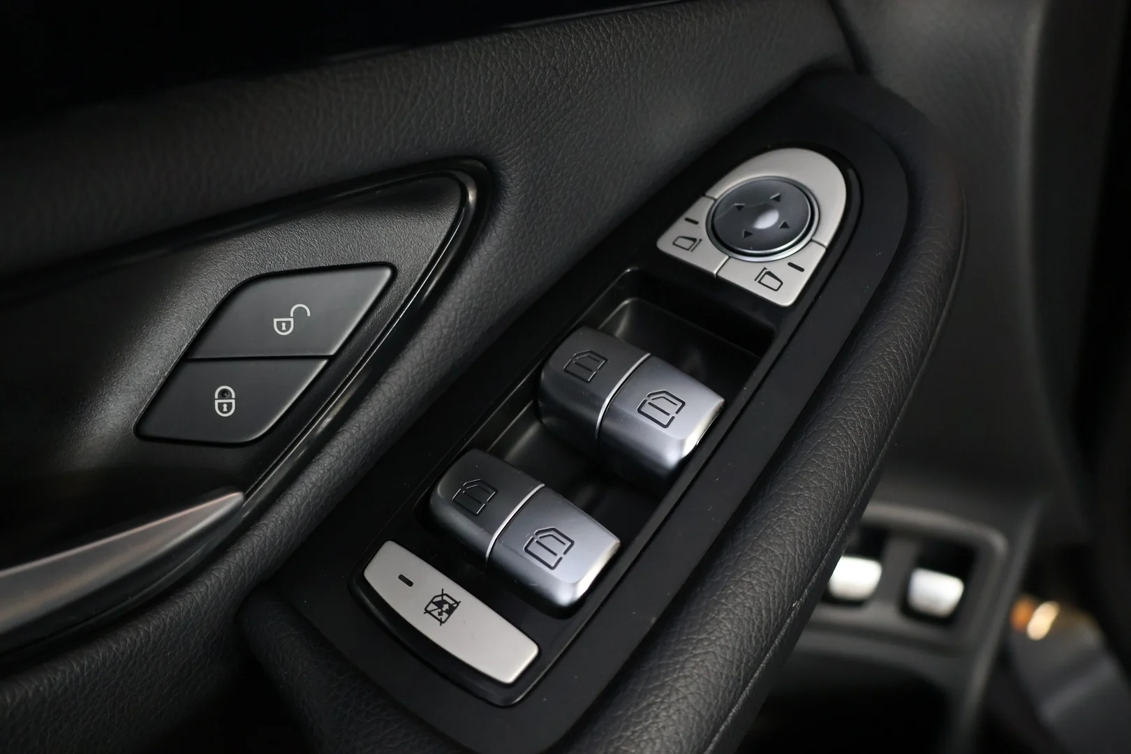 Car Image - vHEJ8MmtngngU5y10yVmE