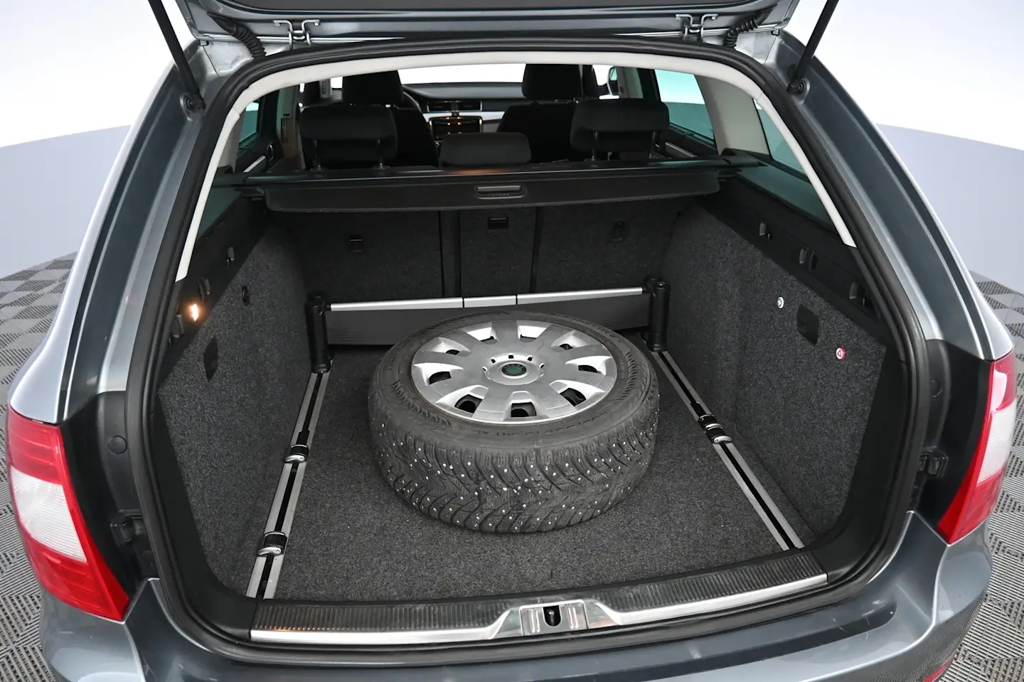 Car Image - 2UIM9TJ80thScPVWVtNHqn
