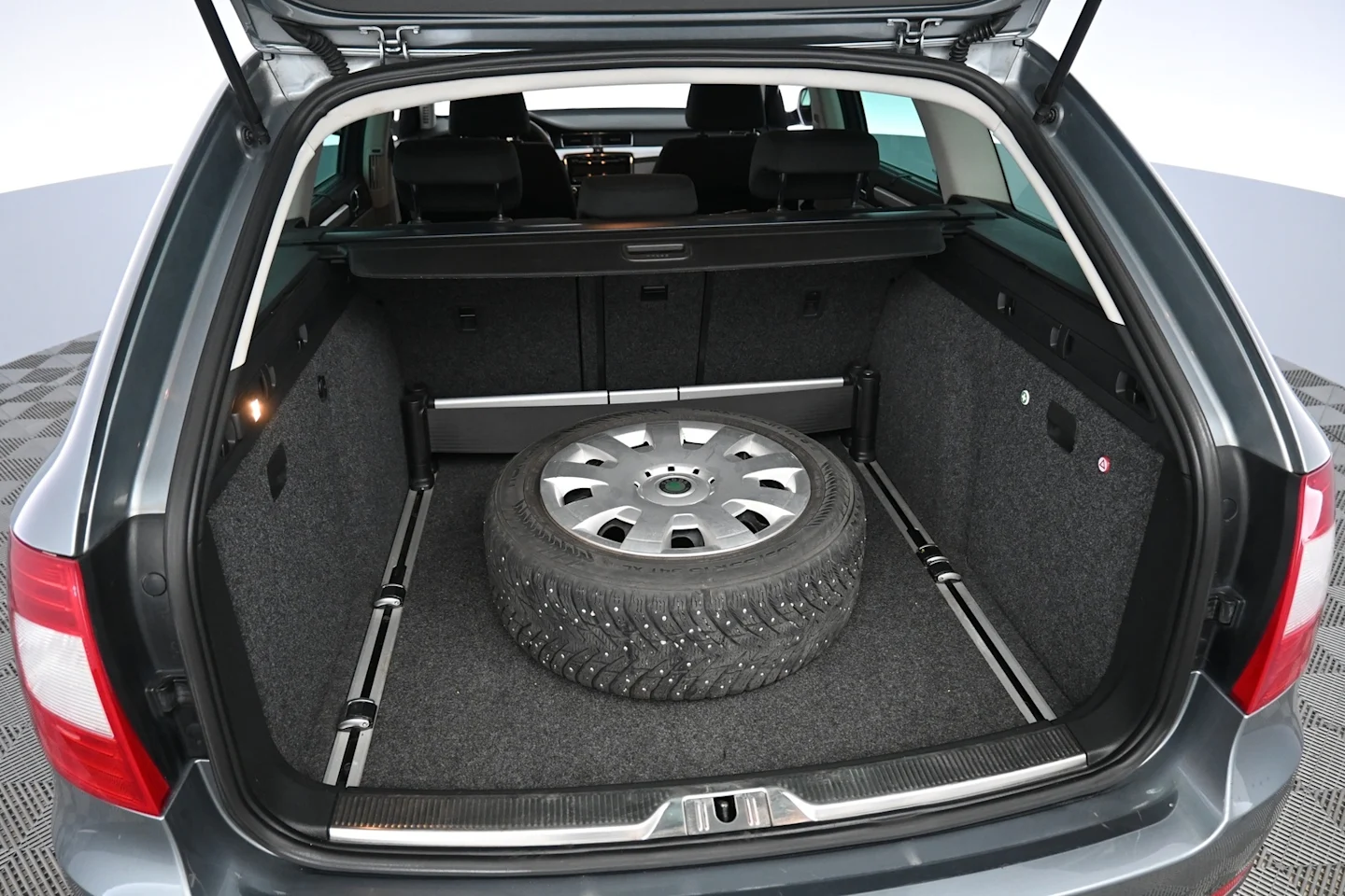 Car Image - 2UIM9TJ80thScPVWVtNHqn