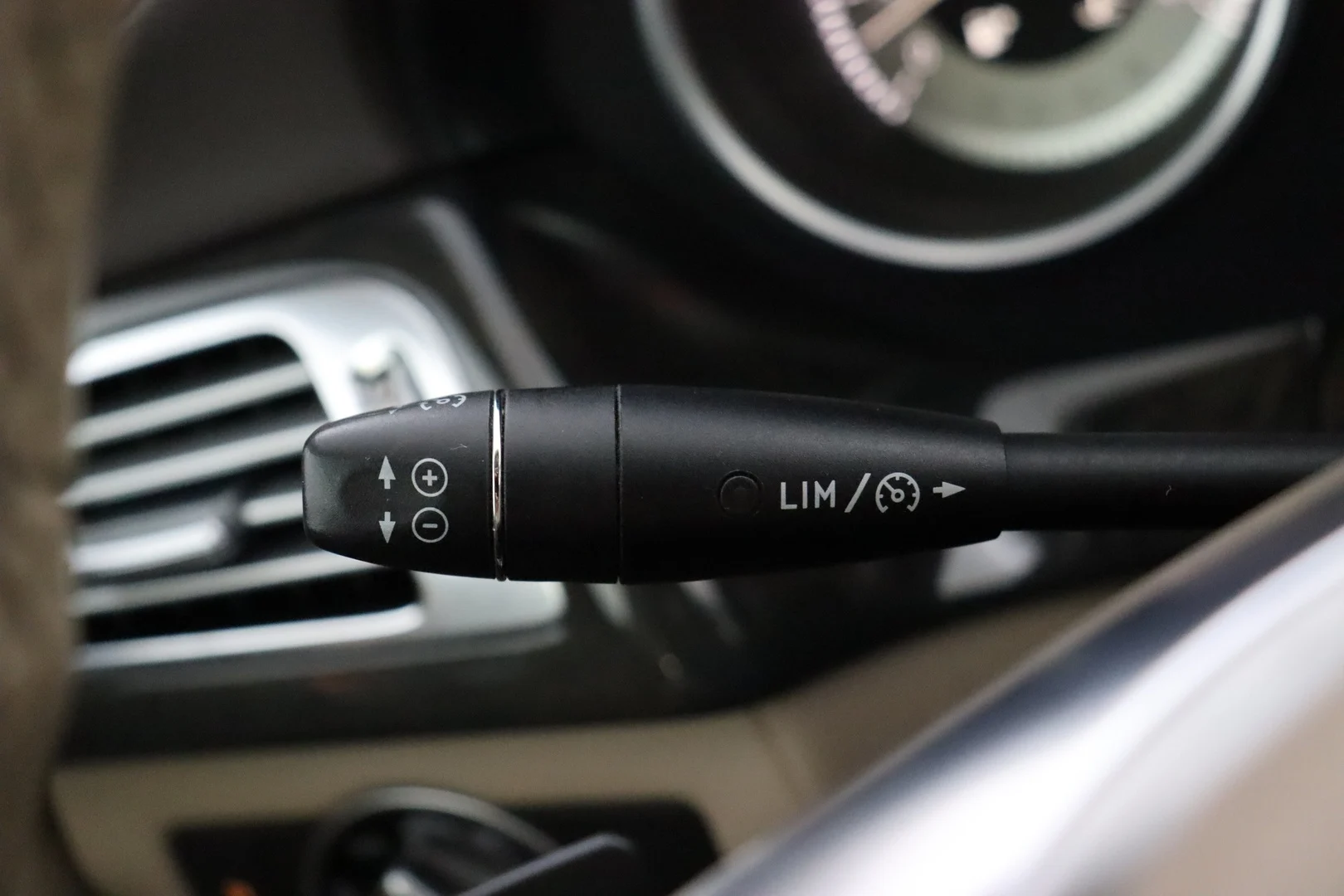 Car Image - 2I2Nt33BPcqbxqbzT6GrbG